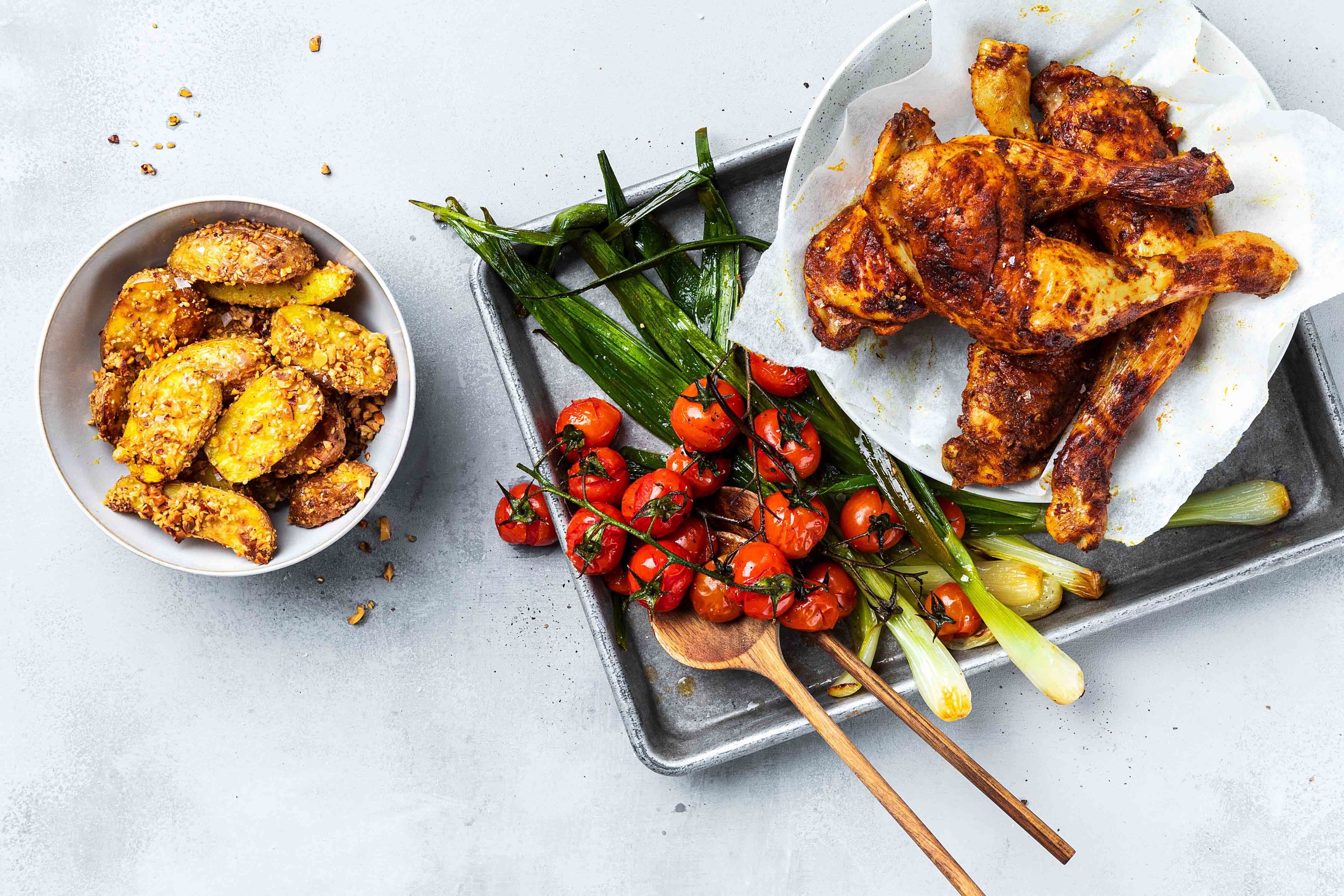 Gebratenes Poulet mit Sesam-Nusskartoffeln und Tomaten - Hauptgang ...